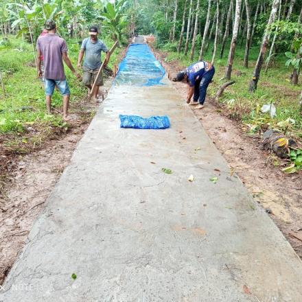 Pengecoran Jalan Usaha Tani Di RT 003 RW  001 Desa Bawahan Pasar Kecamatan Mataraman.